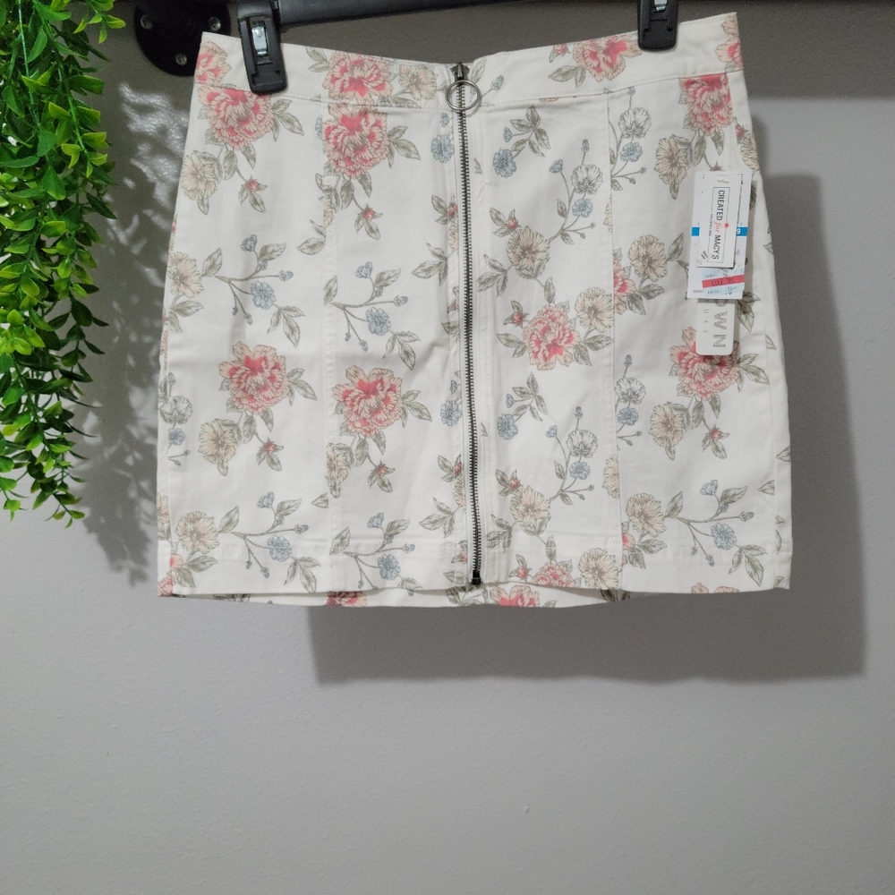 White zip-up skirt with flowers w/tags on